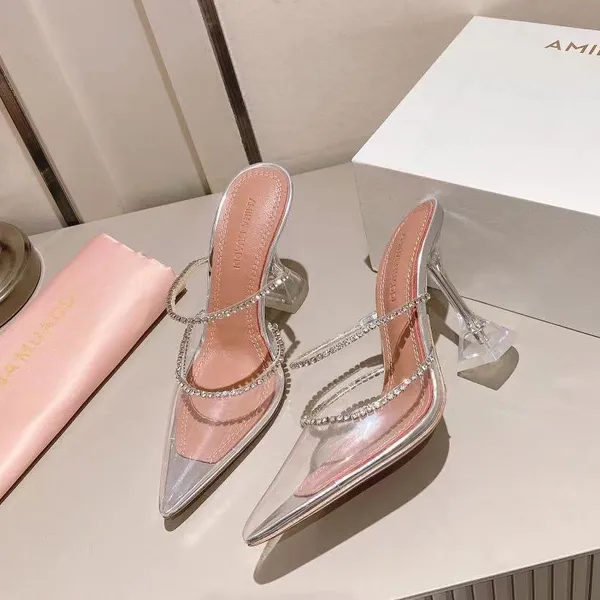 Amina Muaddi Gilda, украшенные кристаллами, стеклянные шлепанцы из ПВХ, слипоны на остроконечном каблуке, роскошные дизайнерские тапочки на высоком каблуке на пьедестале для женщин, фабричная обувь