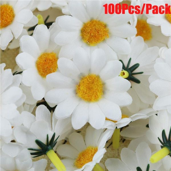 Dekoratif çiçekler 100pcs 4cm yapay beyaz papatya ile sarı merkezli düğün evi dekorasyon diy scrapbook