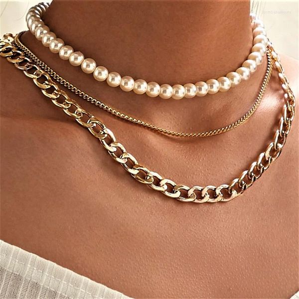 Anhänger Halsketten Retro Einfache Big-Name-Stil Dreischichtige Imitationsperlen-Choker-Halskette Goldfarbene Metallschichten Kettenhals