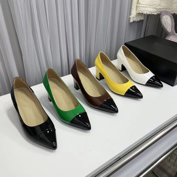 2023 Designer Helle farbige spitze High-Heel-Sandalen für Damen, Luxus-Lackleder, Eleganz, flacher Mund, Kleid-Sandale, Damen, sexy Mode, gespleißte Schuhe mit dickem Absatz