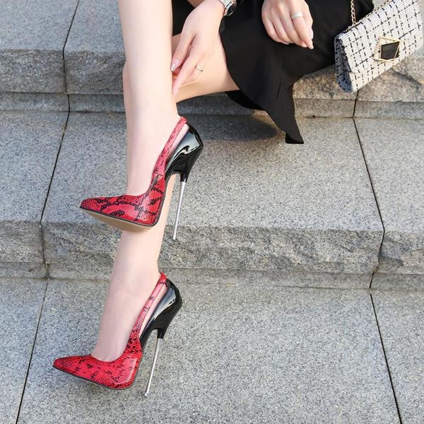 Kleiderschuhe European American Nightclub Metall Heel Schlangenmuster Farbe Blockierung spitze dünne High 2023 Mode Frauen