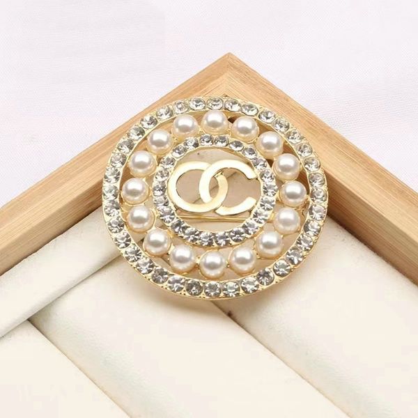 Luxury Women Designer Brand Lettera Spille Placcato oro 18 carati Intarsio Cristallo strass Bellissimi gioielli Maglione Spilla Pin Regalo festa di nozze