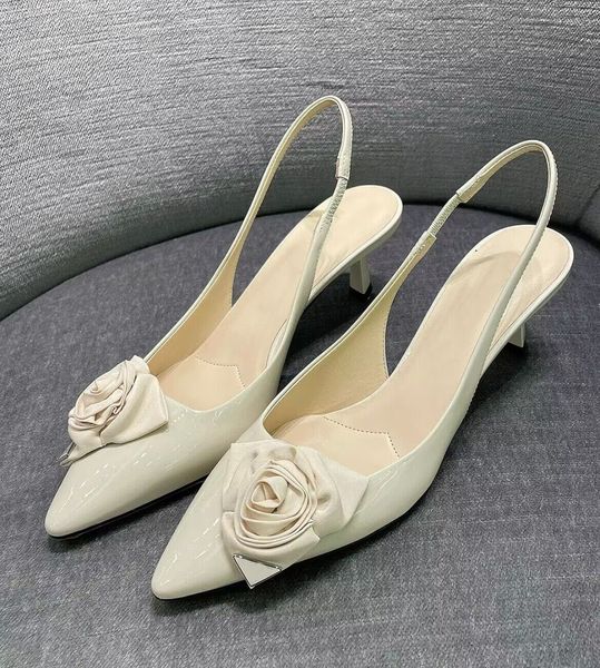 Sandalen 2024 Neue Blumen Sandalen Schuhe speicherte Zeh mit mittlerem geformten Ferse Schwarze Nackt schwarze Slingback Hochzeitsfeier Abend Luxusdesigner Fabrikschuhschuhschuhe