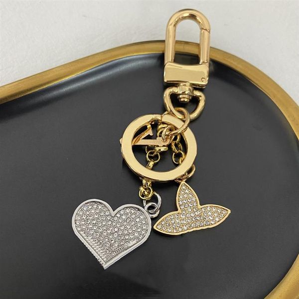 Diamond Fashion Luxury Designer Keychain Full Diamonds Key Bugle Buckle Письма с серебряной съемной брелок для мужской женской сумки PE2686