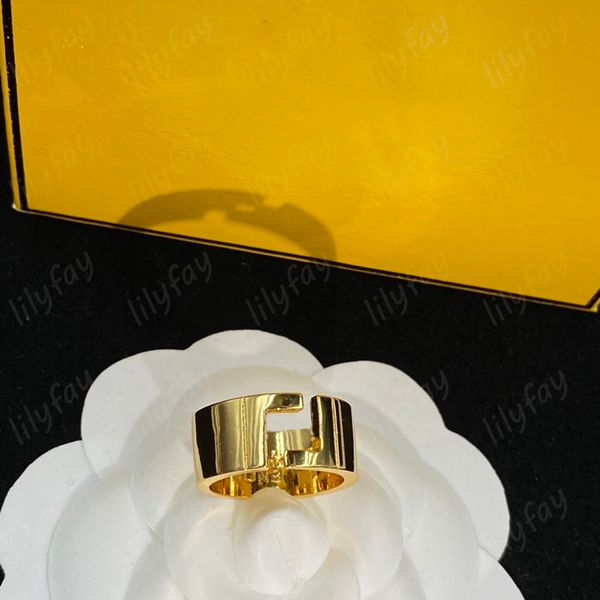 Designer-Ring, luxuriöse goldene Buchstaben, Liebesringe, modischer Damenschmuck, stilvoller Perlen-Ehering, glänzender Schmuck, verstellbare Größe mit Box