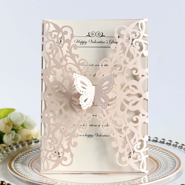 Biglietti d'auguri 50 pezzi Carta design farfalla Taglio laser Inviti di nozze Copertina della carta Decorazioni Compleanno San Valentino Forniture per feste Decor 230317