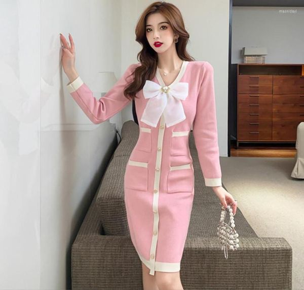 Lässige Kleider Französische Mode Frauen V-Ausschnitt Rosa Hit Farbe Gestricktes, figurbetontes Kleid Herbst Winter Perlenschleife Goldener Knopf Taschen Pullover