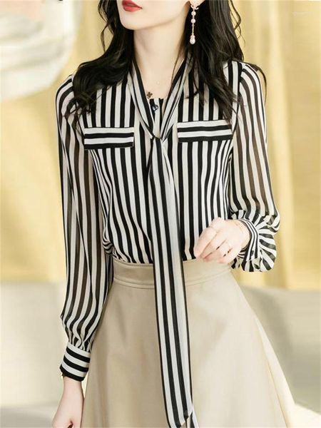 Blusas de mujer Rayas en contraste en blanco y negro Camisa de gasa con cuello de pajarita Ropa profesional coreana Primavera Verano Elegante Casual