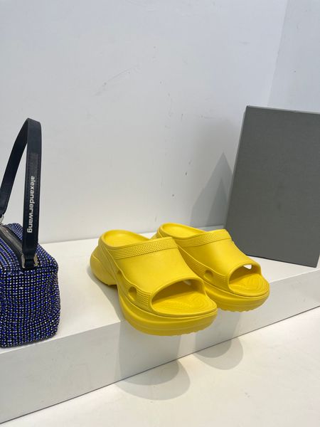 2023 travesseiro de piscina mulas feminino designers sandálias planas conforto mulas acolchoadas tiras dianteiras chinelas de estilo de estilo fácil de usar tamanhos de estilo 35-45 homens sapatos femininos