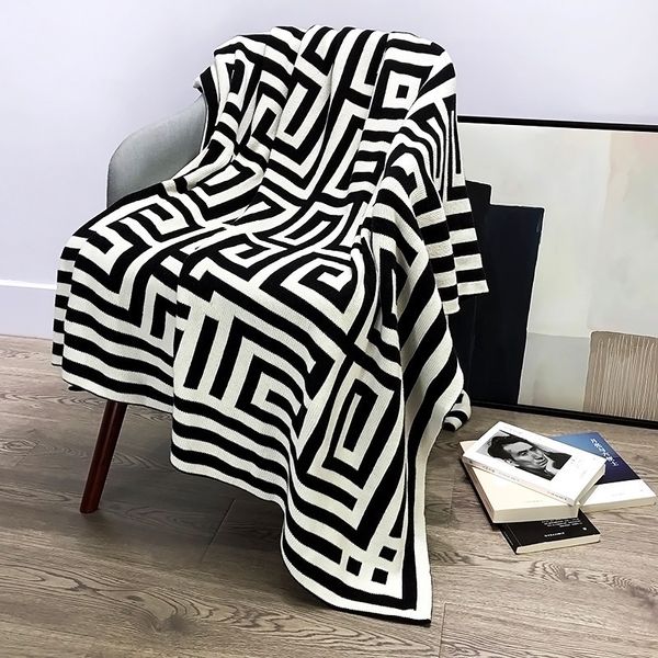 Coperte Nordic Nero Bianco Coperta lavorata a maglia Acrilico Cashmere Copridivano da ufficio Coperta Confortevole Geometria morbida Scialle a righe Vuoto 230320