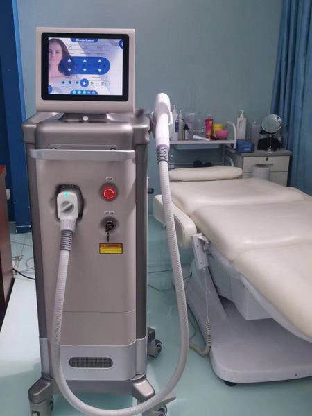 Articoli di bellezza La più recente depilazione laser a diodi 808 3 onde Logo personalizzato 1200W 755mm Macchina permanente estetica per depilazione a semiconduttore