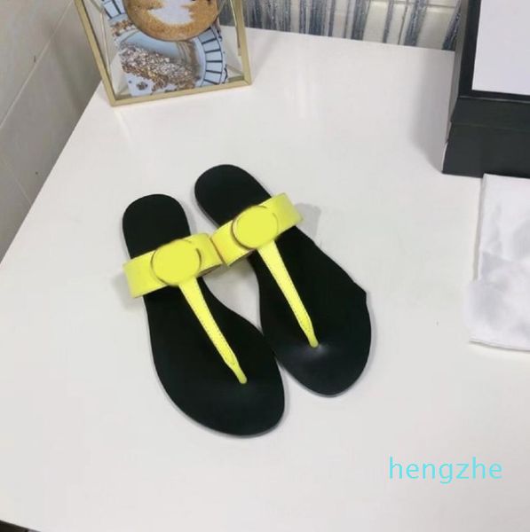 Pantofole infradito da donna di qualità Pantofole a fondo piatto Fashion Sandali in pelle a forma di T neri Designer di pantofole da spiaggia di lusso per il tempo libero