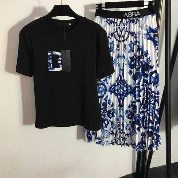 23SS Tasarımcı Marka Kadın T-Shirt etek Seti İşlemeli Mektup Kısa Kollu Mavi ve Beyaz Porselen Baskılı Yüksek Belli Pileli Yarım Etek Kadın Giysileri A1