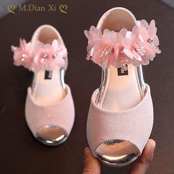 Сандалии летний стиль детские девочки модная цветочная обувь принцесса маленький мягкий содержимся танец 230317