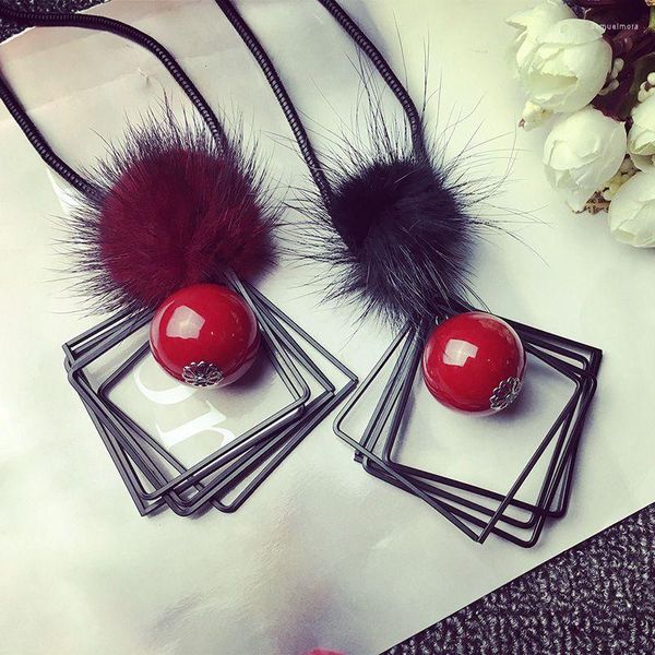 Collane con ciondolo 2023 Promozione arrivo Collana lunga in pelliccia Real Black / red Mink Ball Triangle Charm in metallo Bijoux Jewelry Fe