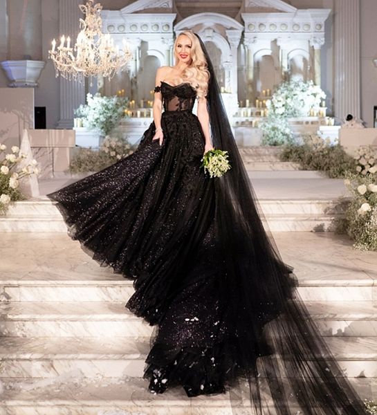 2023 Vestido de noiva preto Glitter lantejoulas uma linha Vestidos de noiva fora do ombro decote em coração corete vestidos de noiva gótico Apliques de renda de renda Long Train vestido