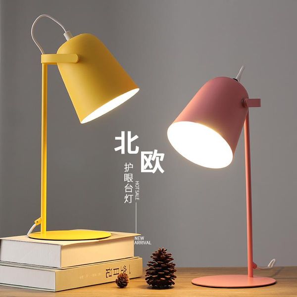 Lampade da tavolo Nordic LED Soggiorno creativo Semplice in legno massello moderno Macaron Scrivania da studio Student Girl Ins Wind Lamp