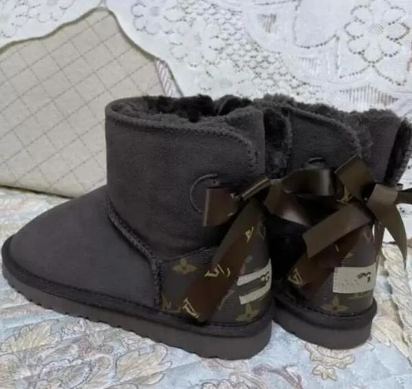 2023 Подлинный кожаный роман L Bow и U Women Snow Boots мягкие удобные мех овчины сохранить теплые ботинки Красивый подарок 5062G