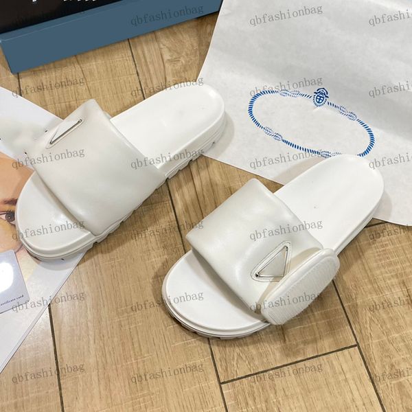 Damen Flat Slipper Plattform Sandalen Weiche Gesicht Schafkinne bequeme Strandschuhe Eamelled Dreieck Logo Schwarzer Badezimmerpool nicht rutschfeste Gummi-Löste Flip-Flops