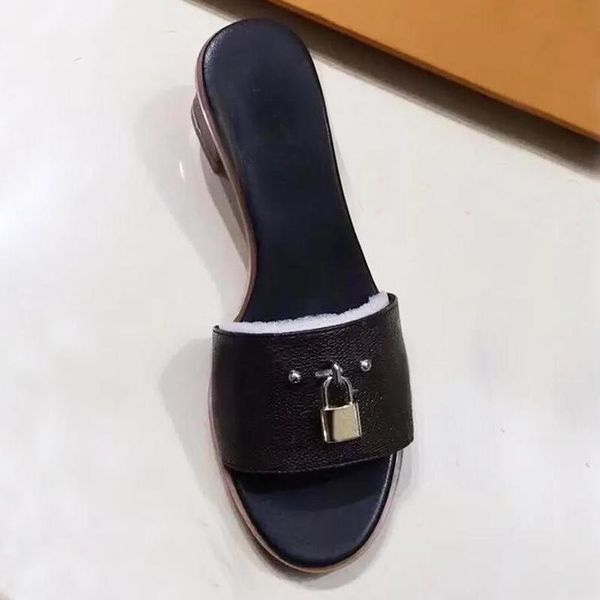 Pantofole da donna di design classico Morbida pelle di vacchetta di qualità superiore Tacchi spessi Scarpe da donna in metallo Spiaggia Uomo pigro Sandali Baotou Testa di blocco Tacchi alti Grandi 35-42 Con scatola