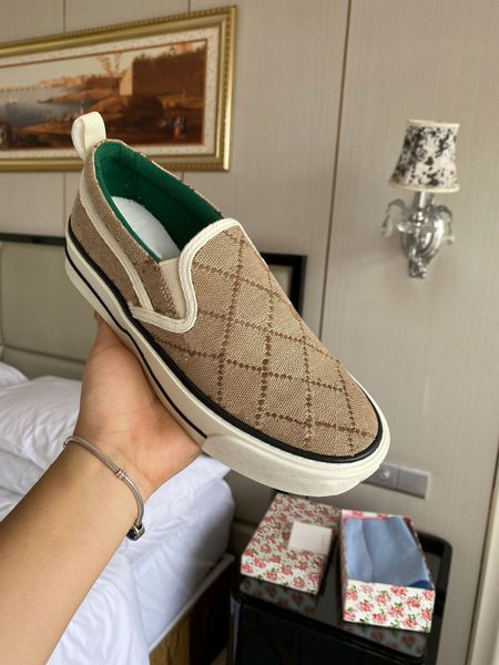 Sapatos de lona feminina sapatos de luxo sapatos femininos ladeiras ladras mocas de alta qualidade Luxuris Slip-On Italy Green e Red Stripe de borracha Sole de borracha