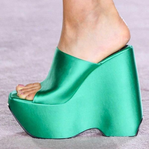 Отсуть обувь зеленые атласные клинья мулы женские тапочки скользят на платформе Peep Toe Super High Heels Sexy Party Slides Designer