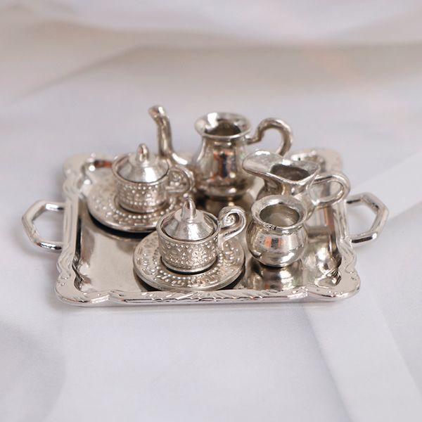 Acessórios para bonecas 10pcsset 112 DollHouse miniature prate metal chá de café de café conjunto de mesa para decoração 230322