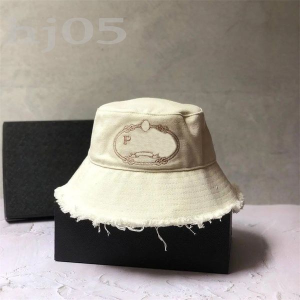 Siyah Kova Şapkaları Tasarımcıları Mens Lüks Kapakları Noel Günü Hediye Mektubu Nakış Casquette Çok Molor Hiphop Beyaz Rahat Nefes Alabilir Erkek Şapkalar PJ052 C23