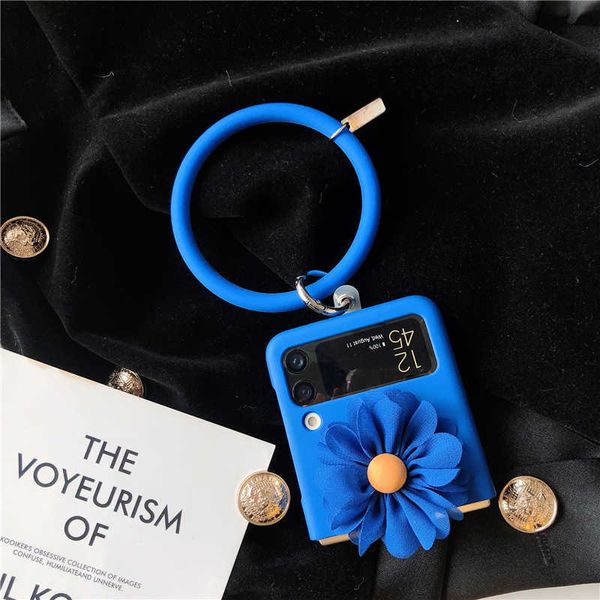 Handy-Hüllen, niedlich, 3D-Klein-blaues Tuch, Gänseblümchen-Blume, harte Handyhülle für Samsung Galaxy Z Flip 3 4 5G, tragbarer Armreif, große Hand, Ringabdeckung Z0324