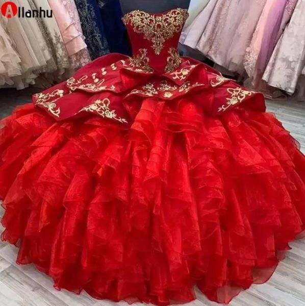 2023 Красные выпускные платья Quinceanera Dloweart Ball Plowers Corset без бретелек с золотыми Ace Applique Marued Swit