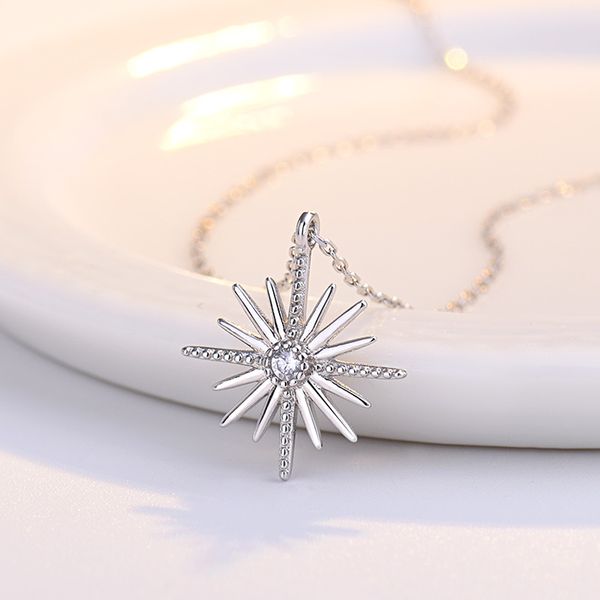 Temperamento Snowflake incrustado pingente de diamante brilhante Clavícula retrô simples colar feminino atacado