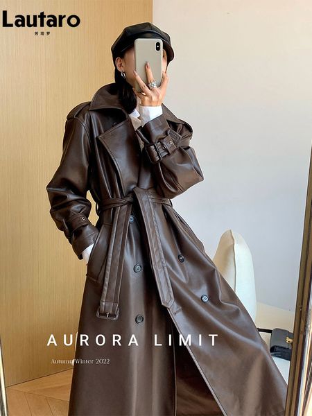 Женские куртки Lautaro, весенне-осенний длинный свободный коричневый плащ из искусственной кожи для женщин, двубортный с поясом, американская и европейская мода 2023 230324