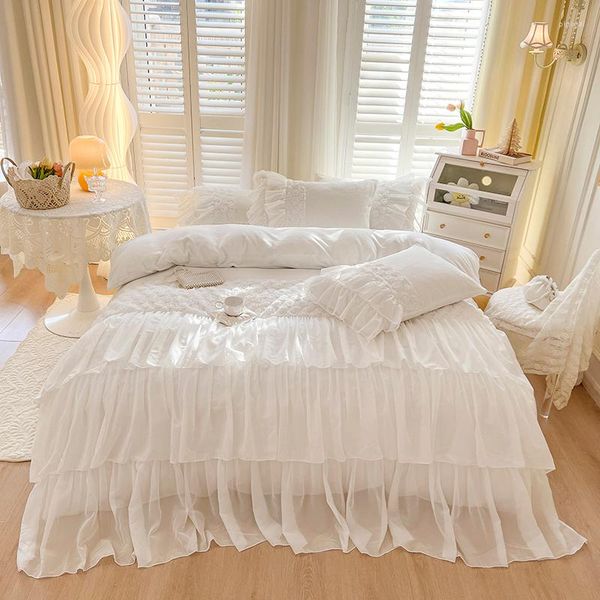 Set di biancheria da letto Morbido velluto in pile Set da sposa francese invernale Tre strati Chiffon con volant in pizzo Copripiumino rosa Gonna da letto Federe