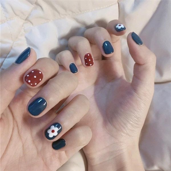 Unghie finte 24 pezzi di fiori blu e rossi indossano una toppa per manicure alla moda a paragrafo lungo Risparmia tempo Unghie indossabili DW