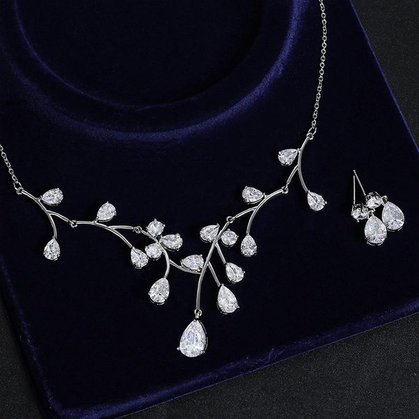 Girocolli per set di gioielli da sposa da donna per donne Collana di orecchini di cristallo color argento Set regalo di gioielli da sposa