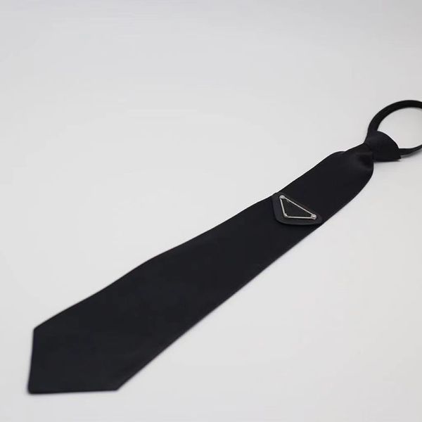 Influencer Tietriangle Necktie Mens Bolo Tie Designer Man Teenager Adolescente vestiti formali mini signore cinturino in pelle Fasciva Nero Neck632