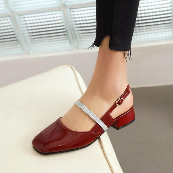 Scarpe eleganti retrò chiuso con punta con fibbia cintura da donna sandals estate 2023 tacchi medici folli spessi tacchi medici neri vino rosso leisure donne