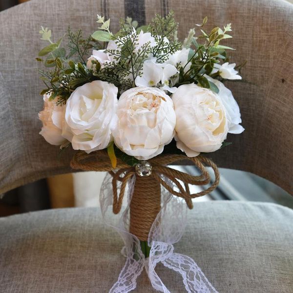Свадебные цветы Страна, держащая искусственная натуральная розовая букет с кружевным белым белым шампанским подружкой невесты, свадебная вечеринка