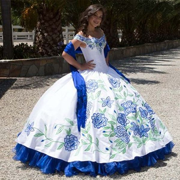 Vestidos de quinceanera azul real e branca mexicanos com bordados de cetim de cetim bordados vestido de baile de 16 banheiros de bombas