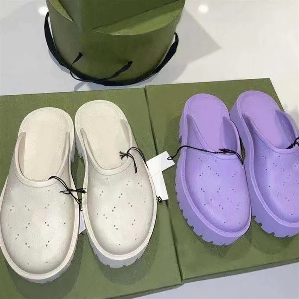 2023 Sandali firmati traforati Piattaforma di lusso Pantofole con motivo a diapositiva Pantofole trasparenti Materiali Sandalo Pantofole in gomma