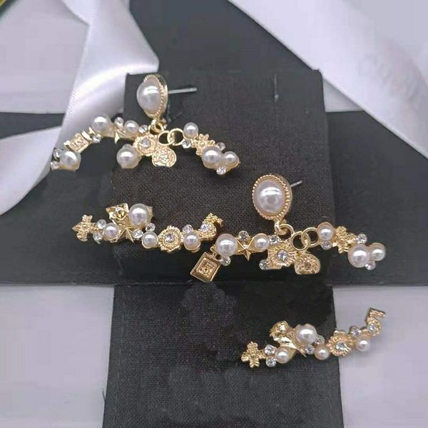 Luxury Fashion Beautiful Motif Orecchini Designer Lettera tempestata di perle Orecchini pendenti per le donne Accessori per gioielli di alta qualità Regali