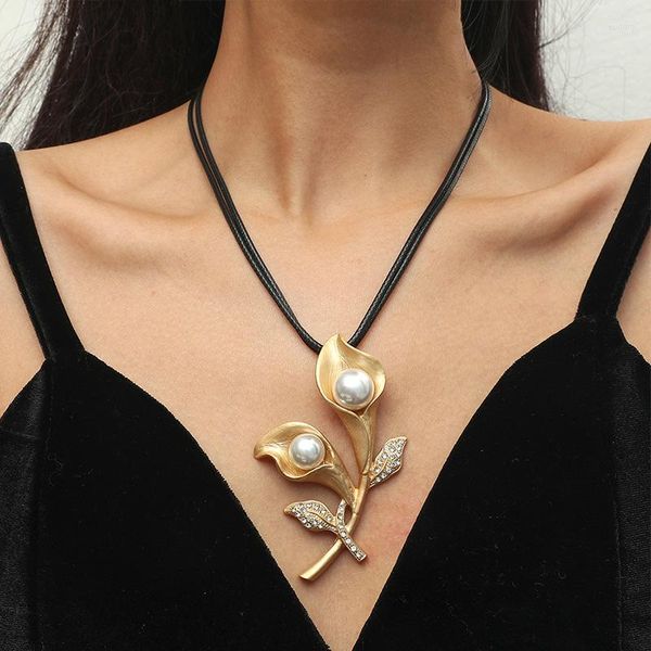 Ketten Einfache Stil Schwarz Lederband Halskette Intarsien Perle Kristall Blume Anhänger Für Männer Frauen Kreative Halsketten Schmuck Geschenk