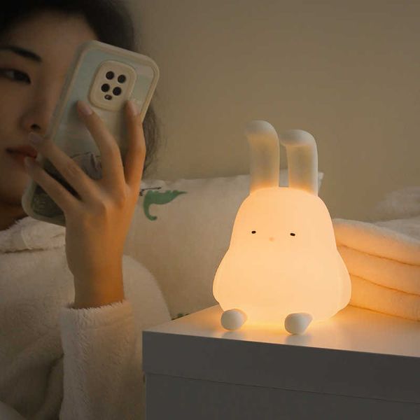 Luci notturne Orecchio piegato Coniglietto Luce notturna USB Ricaricabile Sonno del bambino che accarezza Luce Lampada ambientale in silicone carino per appendere e stare in piedi P230325