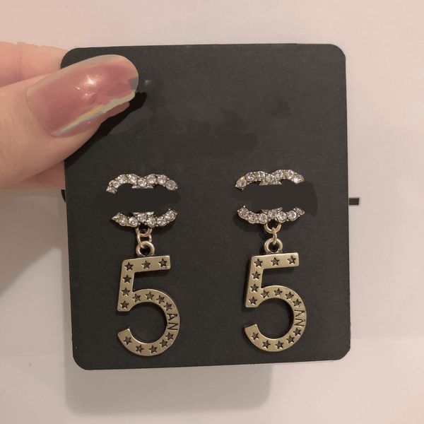 Orecchini a bottone con numero di orecchini di design con lettera C in stile classico semplice per le donne. Regali accessori per gioielli di alta qualità