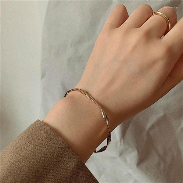 Braccialetto di apertura di moda del braccialetto per le donne Braccialetti sottili intrecciati lucidi di colore argento Gioielli di fascino di stile minimalista aperti femminili