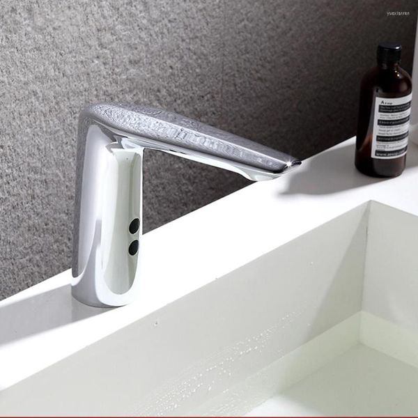 Rubinetti per lavandino del bagno Rubinetto automatico intelligente Rubinetti per lavabo Touch Free Materiale in ottone Miscelatore lucido montato su piano Acqua fredda AC e DC