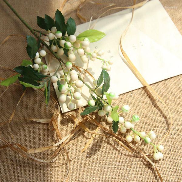 Fiori decorativi Fiori artificiali Ramo di frutta d'ulivo Bouquet Verde Decorazione di piante di mirtilli per la fornitura di oggetti di scena per la casa della festa di nozze fai-da-te