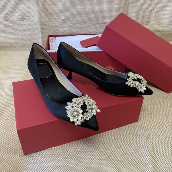 Scarpe da donna Décolleté in raso con strass Décolleté con cristalli vivaci Fibbia con perle Décolleté con gattino laccato 4,5 cm Moda festa di nozze 35-39 Raro perfetto stile parigino