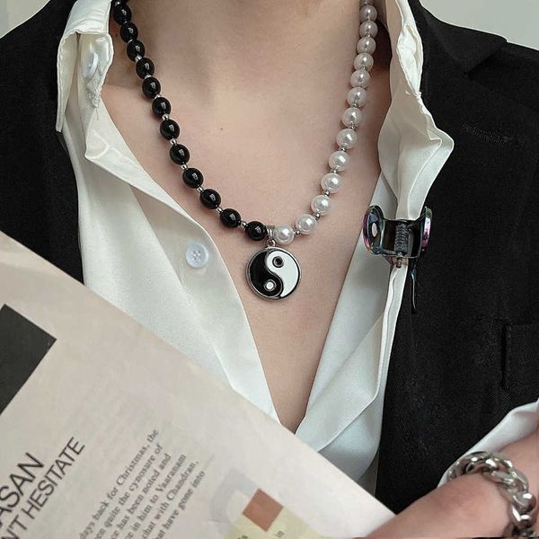 Collane con ciondolo 2021 Nuovo design Punk Hip Hop Nero bianco Perle d'imitazione Girocollo Tai Chi Yin Yang Collana in metallo per donna Uomo Coppia gioielli P230327