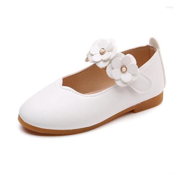 Sapatos chatos 2023 Verão meninas de couro princesa para crianças vestir sandálias Flores da moda White Wedding Kids School